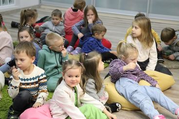 Wieluń: Biblioteka Miejska zaprosiła dzieci na spotkanie z fotografem Piotrem Pabisiakiem